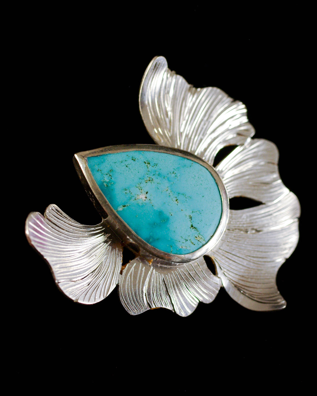 La turquoise en bijouterie artisanale : histoire, signification et création