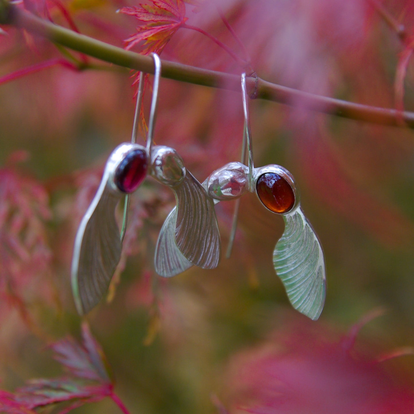 Acer, boucles d'oreilles en argent et grenat, feuilles de sycomore