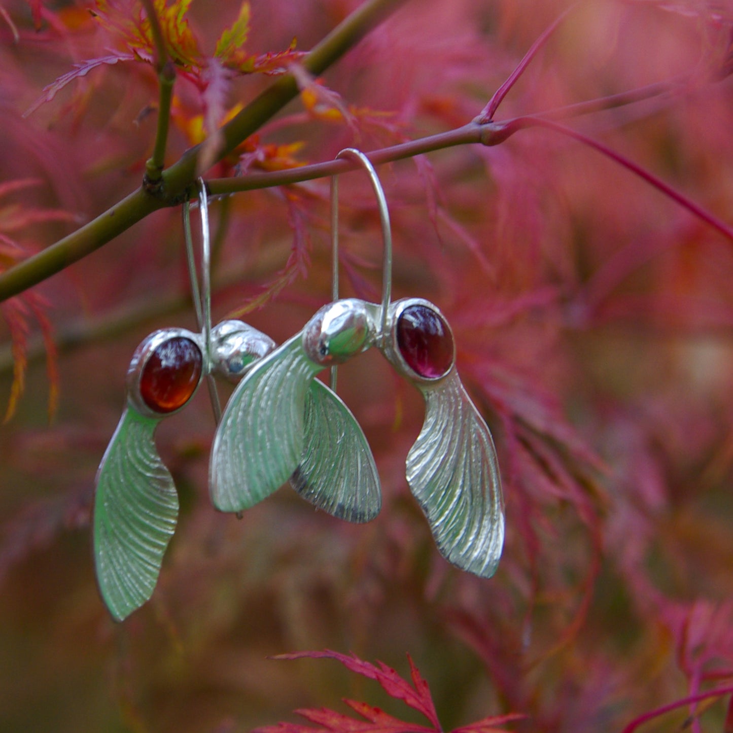 Acer, boucles d'oreilles en argent et grenat, feuilles de sycomore