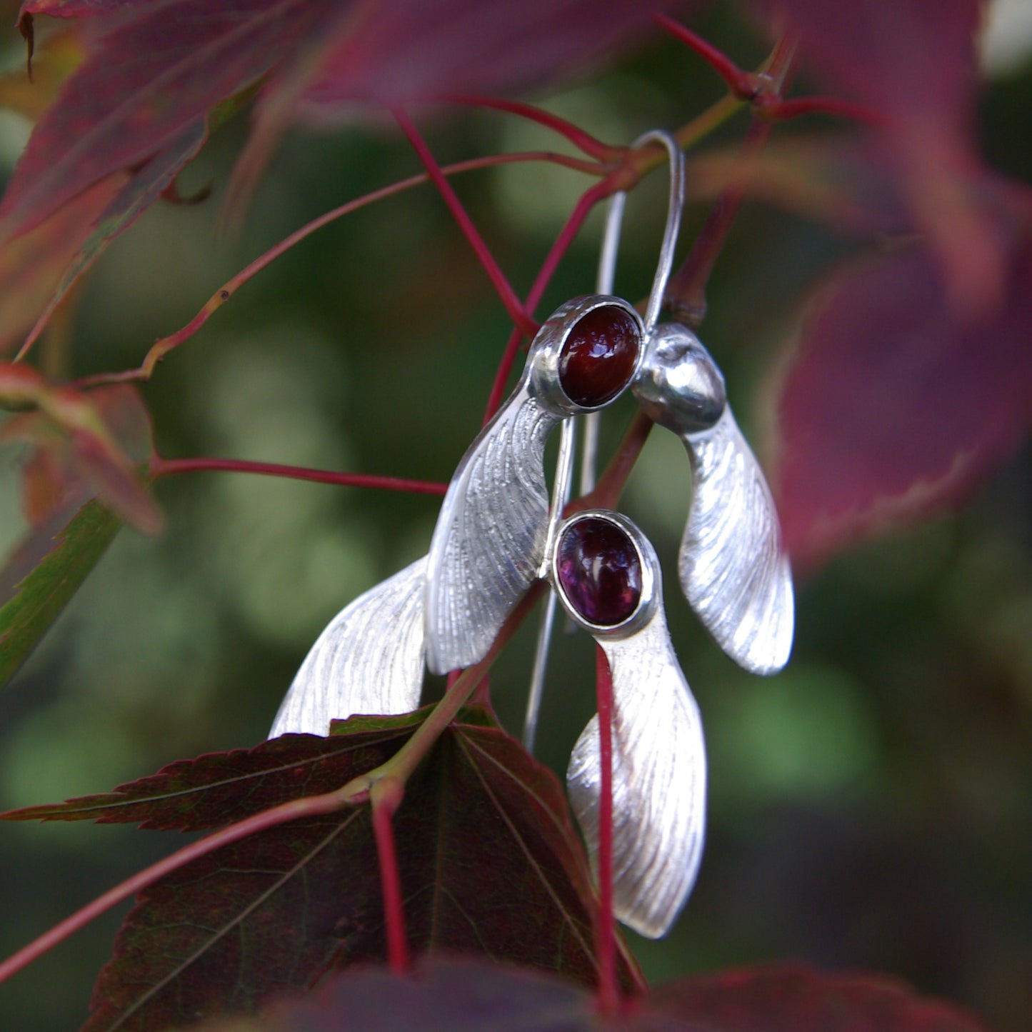Acer, boucles d'oreilles en argent et grenat, feuilles de sycomore
