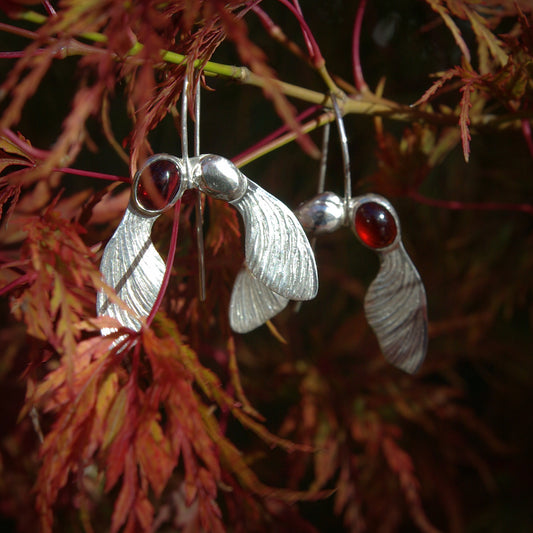 Acer, boucles d'oreilles en argent et grenat, feuilles de sycomore