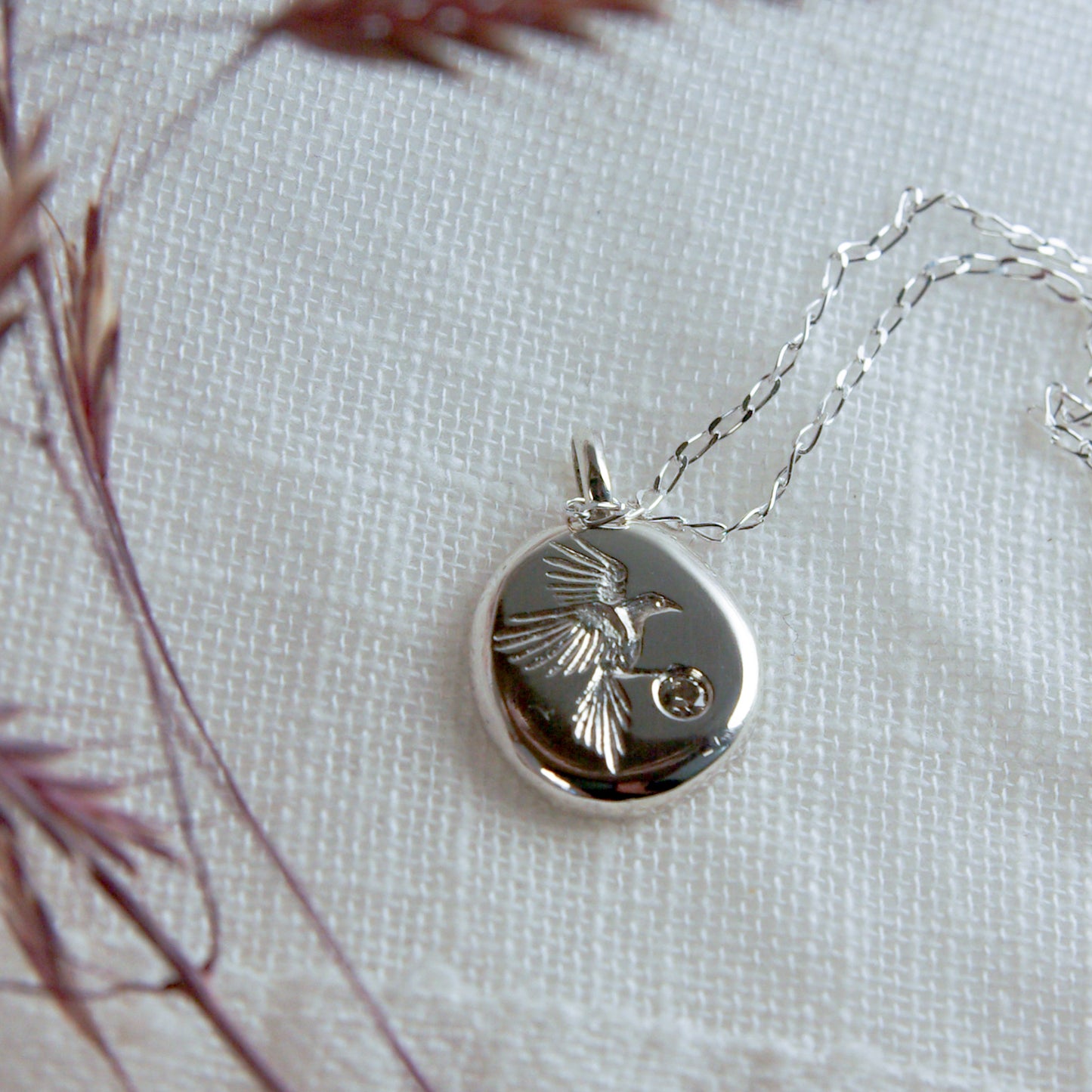 Amulette pie, pendentif gravé en argent 925 et diamant (sur commande)
