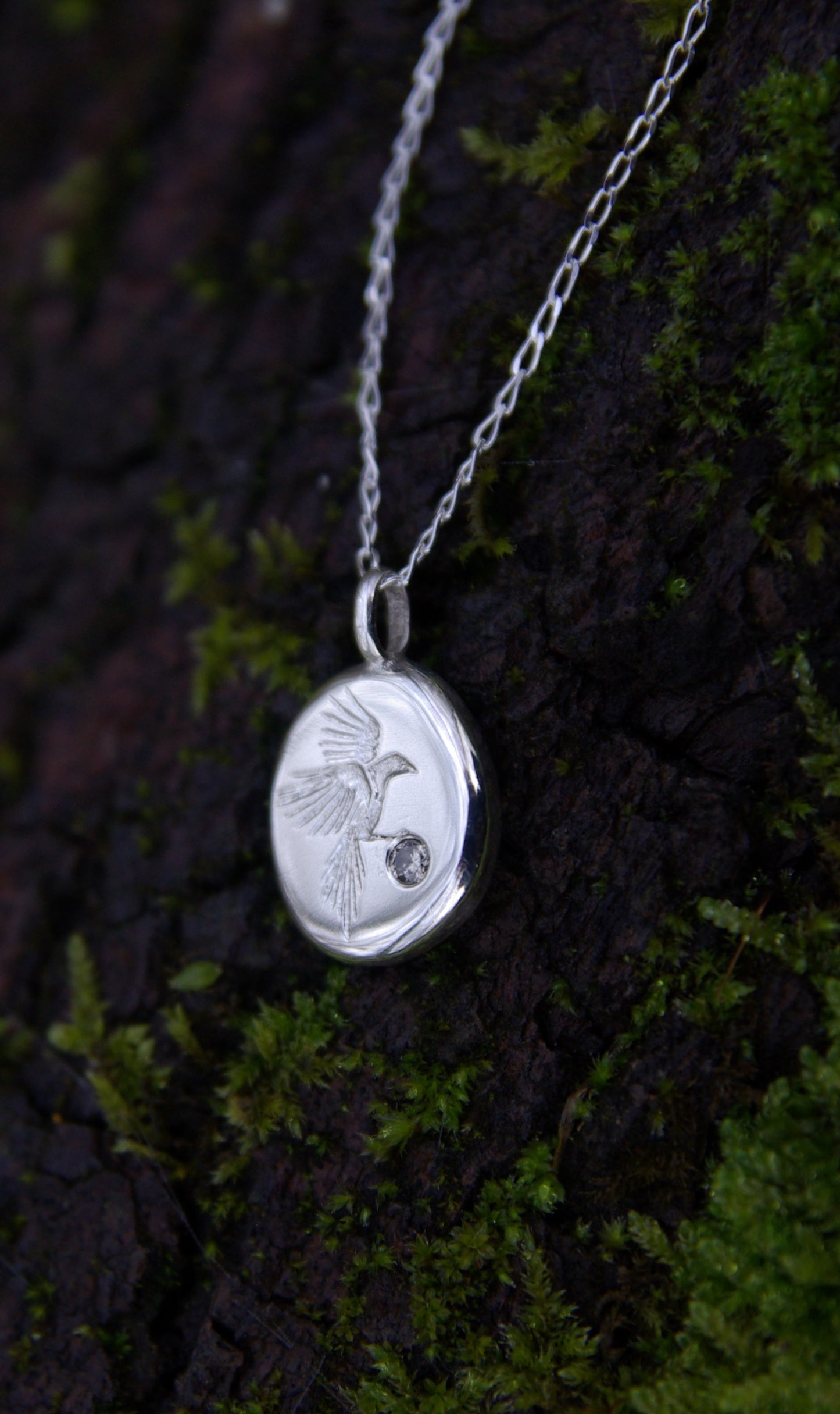 Amulette pie, pendentif gravé en argent 925 et diamant (sur commande)