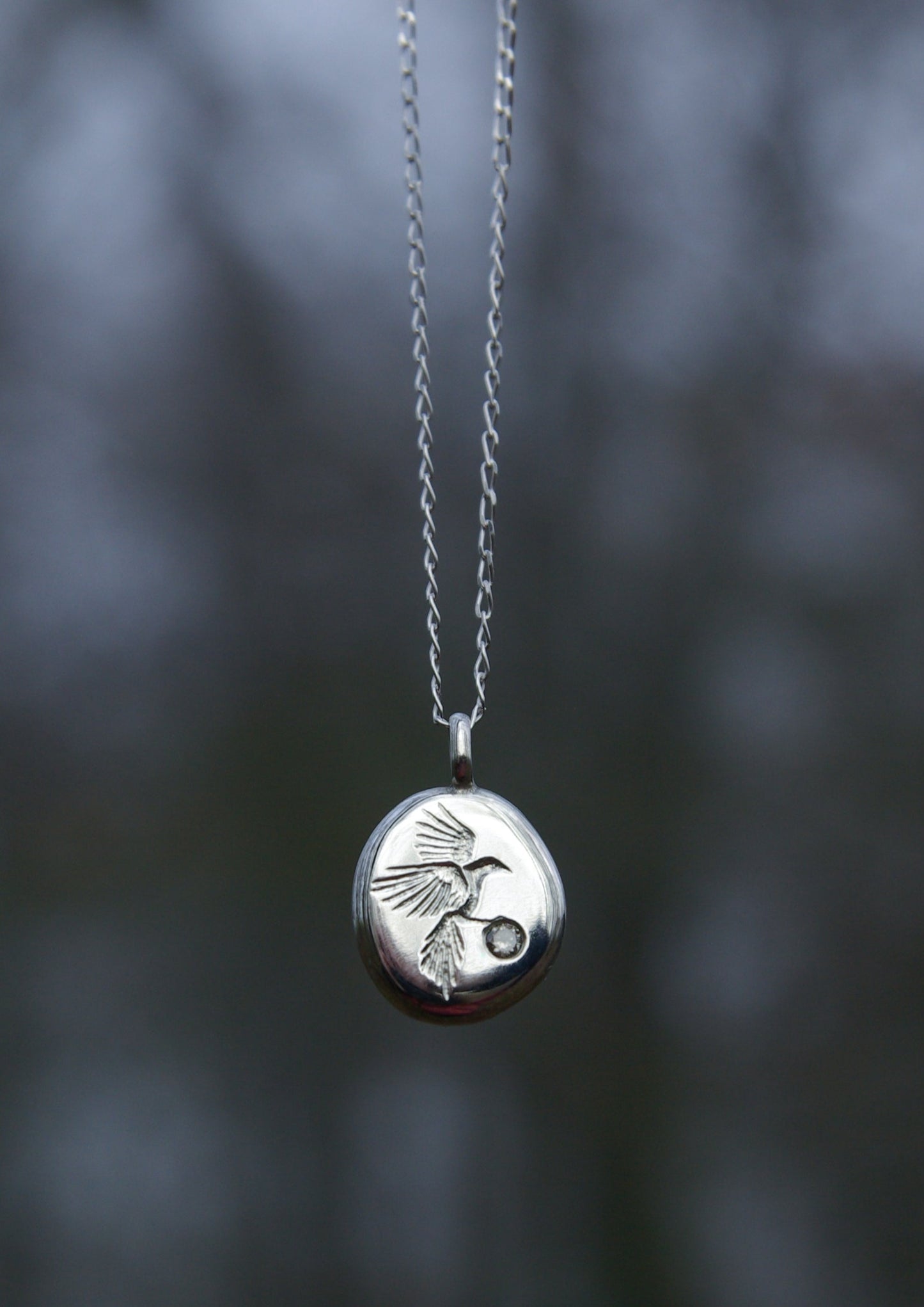 Amulette pie, pendentif gravé en argent 925 et diamant (sur commande)