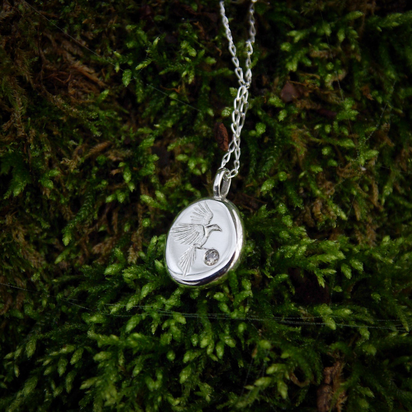 Amulette pie, pendentif gravé en argent 925 et diamant (sur commande)