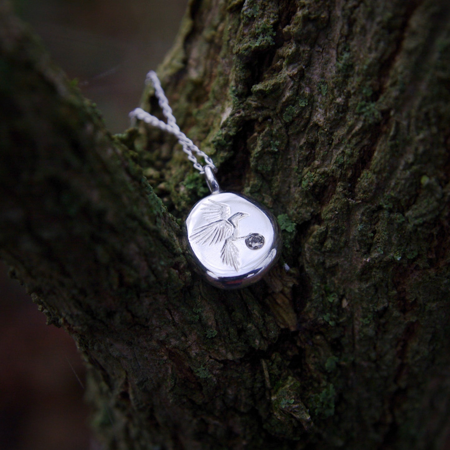 Amulette pie, pendentif gravé en argent 925 et diamant (sur commande)