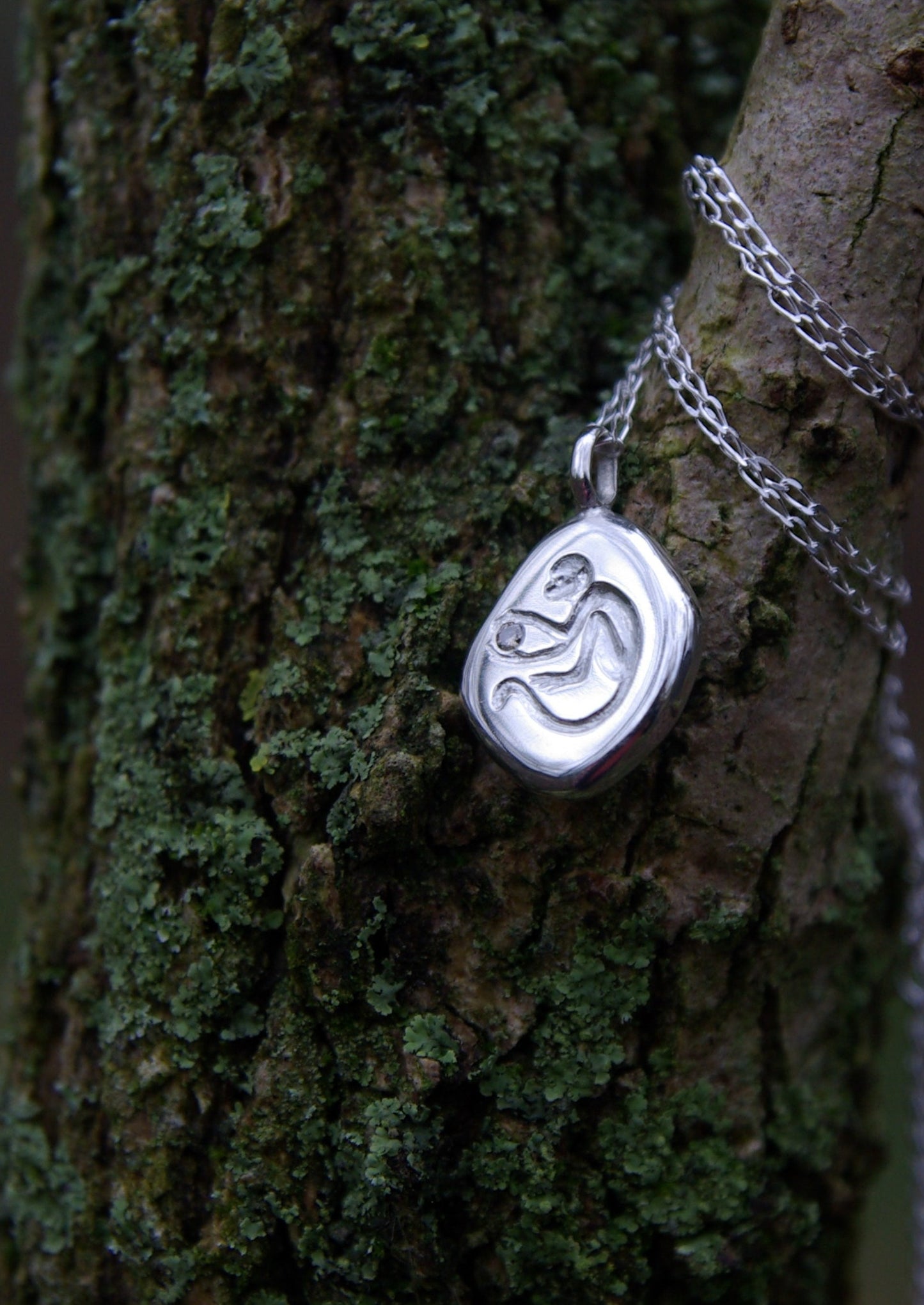 Amulette singe, pendentif gravé en argent 925 et diamant