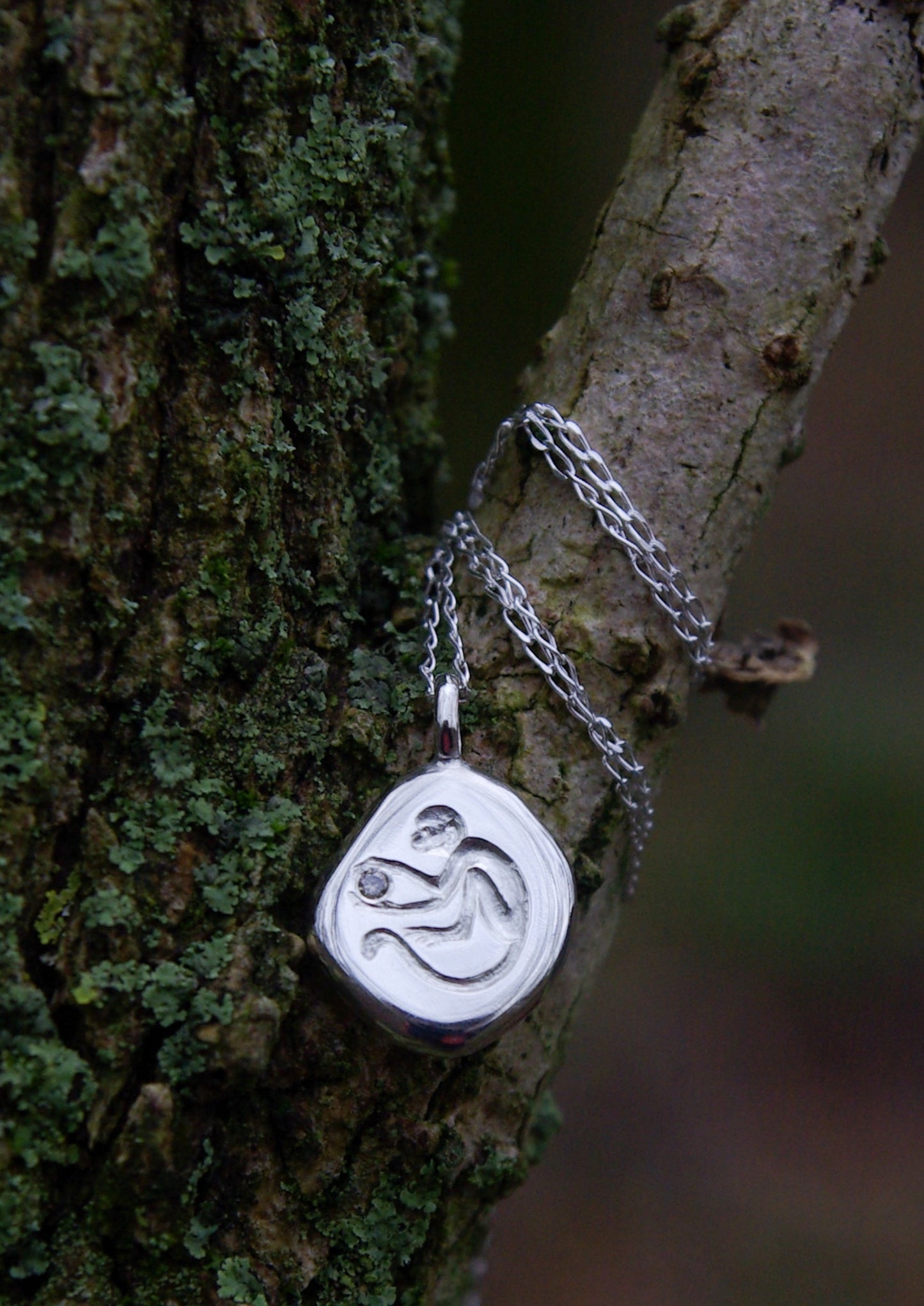Amulette singe, pendentif gravé en argent 925 et diamant