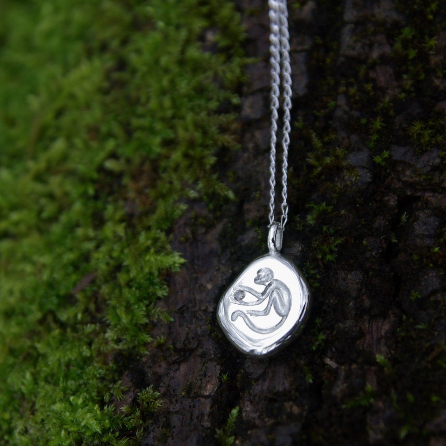 Amulette singe, pendentif gravé en argent 925 et diamant