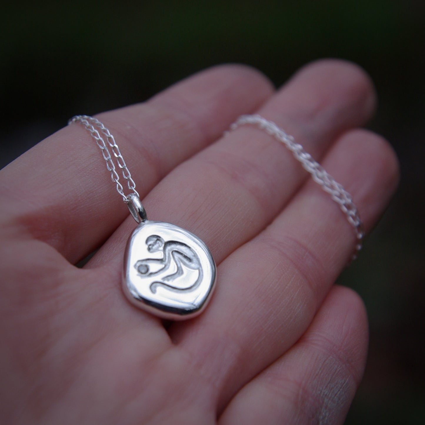 Amulette singe, pendentif gravé en argent 925 et diamant