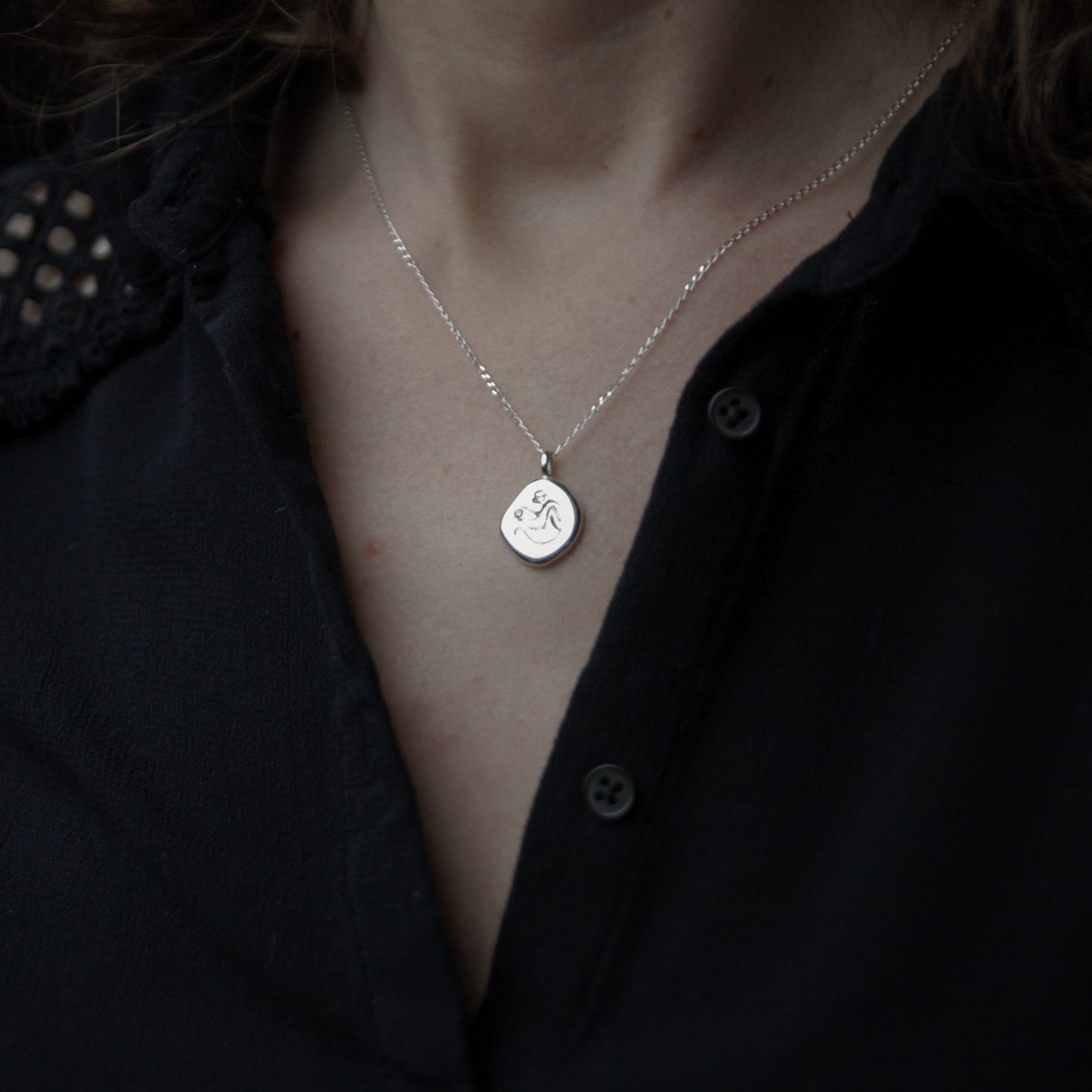 Amulette singe, pendentif gravé en argent 925 et diamant