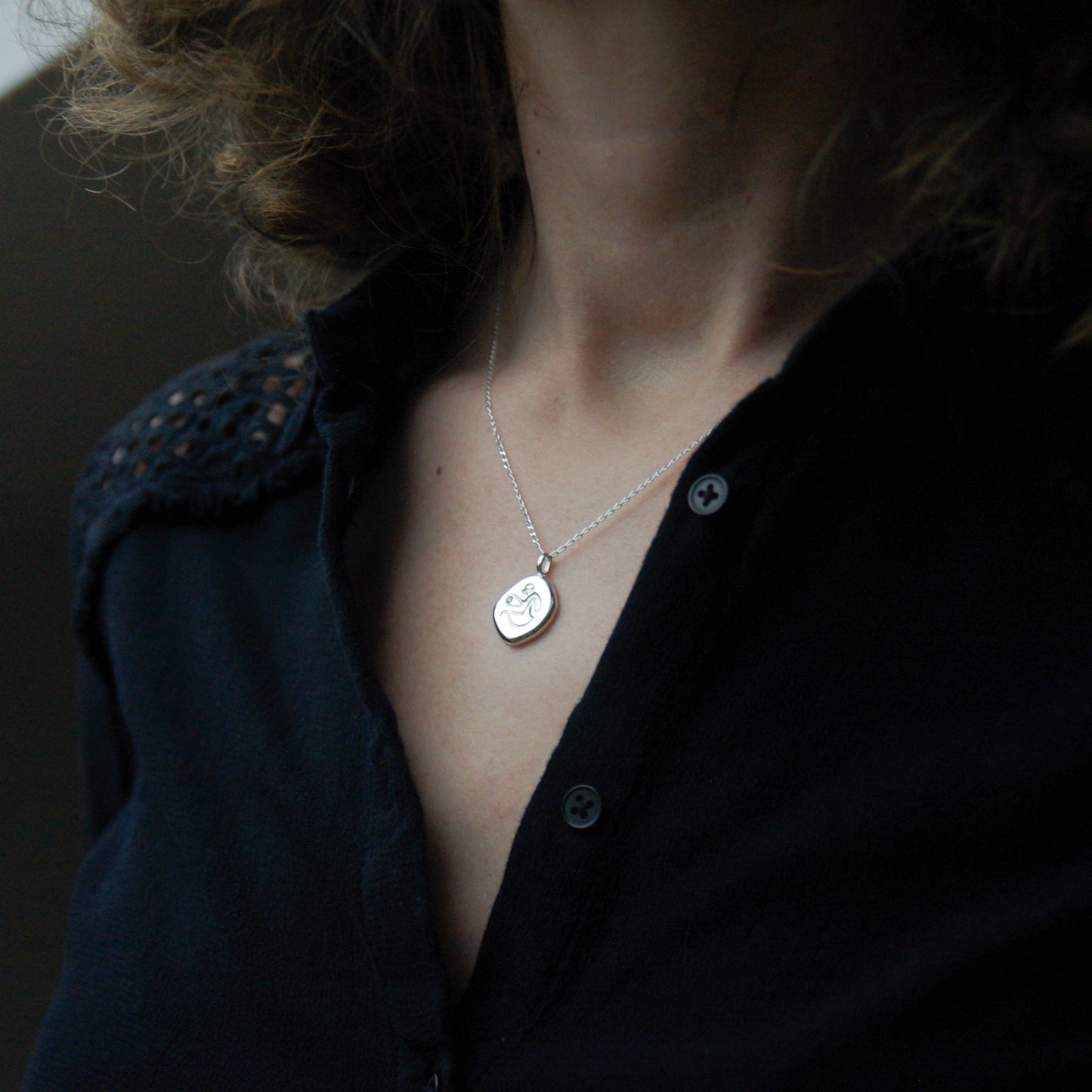 Amulette singe, pendentif gravé en argent 925 et diamant