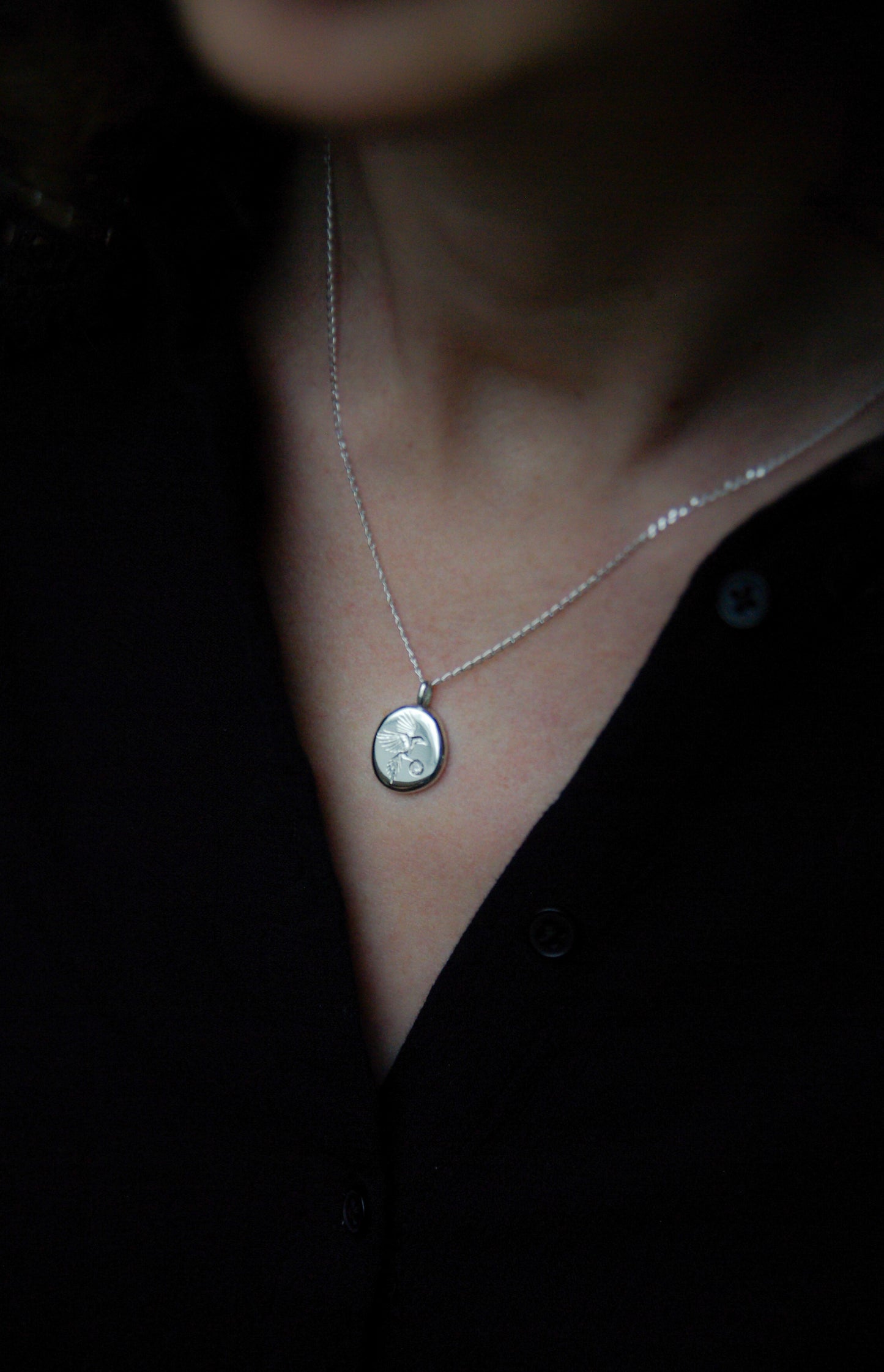 Amulette pie, pendentif gravé en argent 925 et diamant (sur commande)