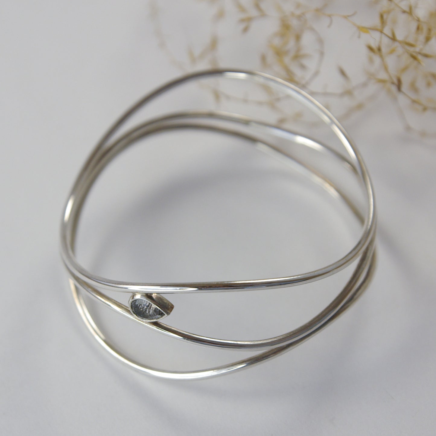 Moires, bracelet en argent 3 anneaux et quartz rutilé