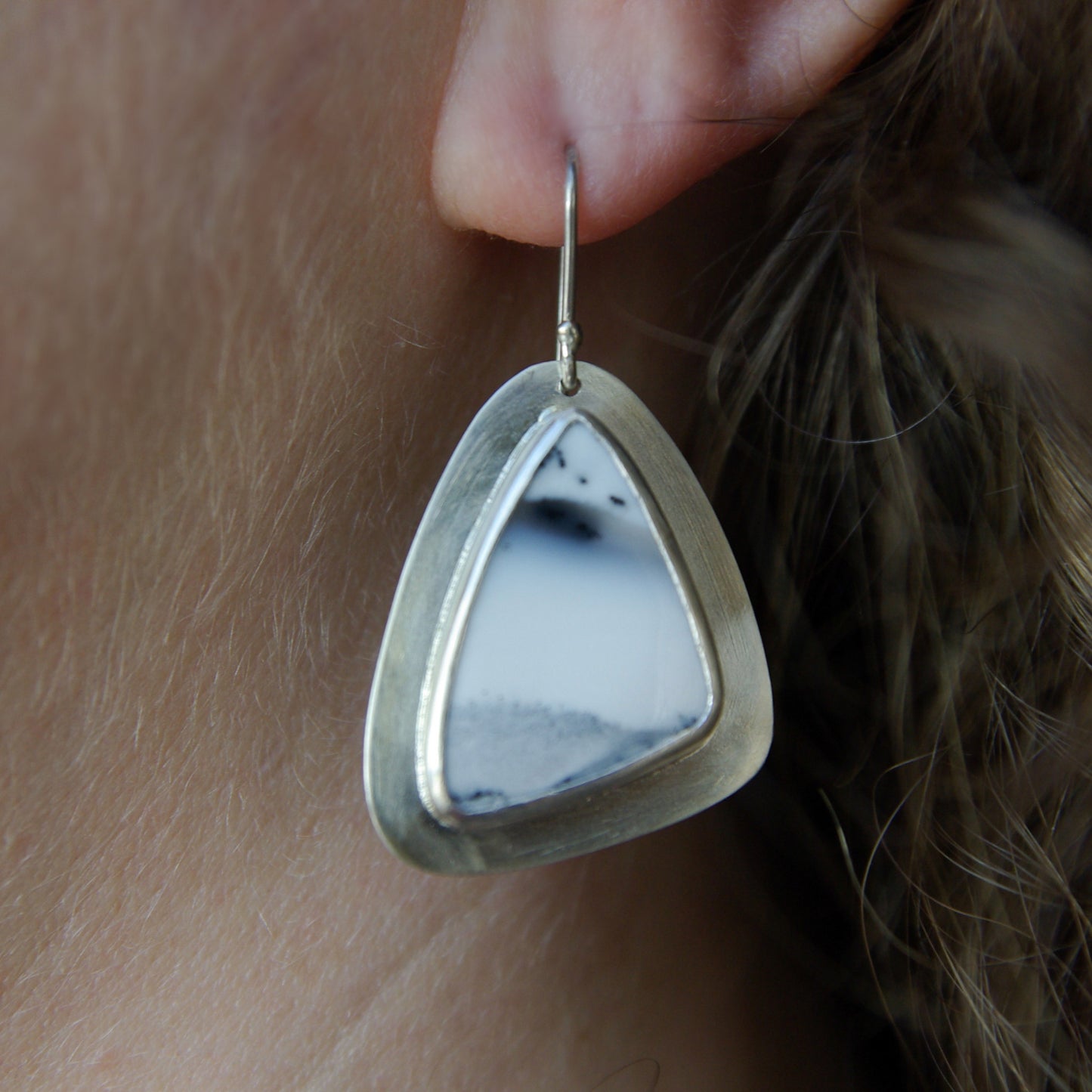 Chioné, boucles d'oreilles en argent et opale dendritique forme triangle