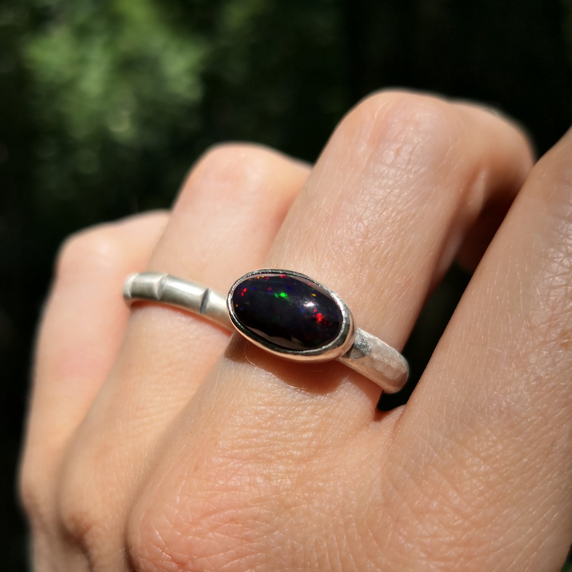 Bague argent "Artemis" et opale fumée Welo, pierre fine étincellante