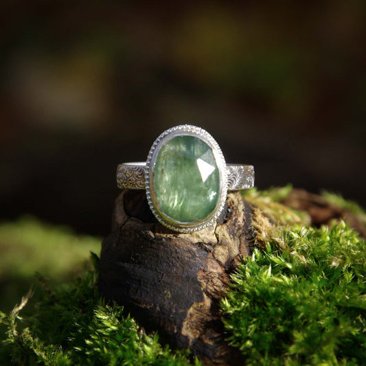 Collection Eden, bague en argent, perlée avec cyanite verte taille rose, sur commande