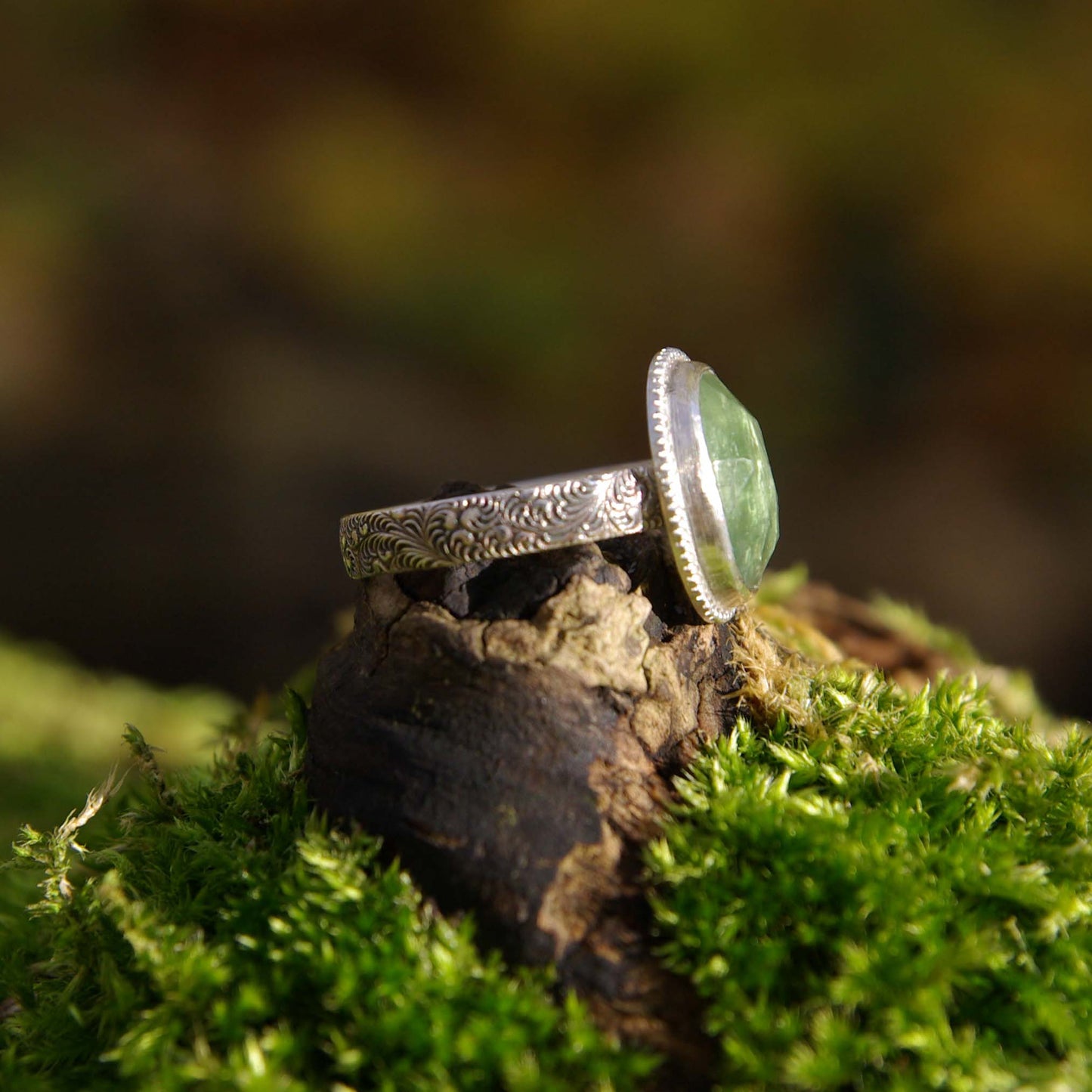 Collection Eden, bague en argent, perlée avec cyanite verte taille rose, sur commande