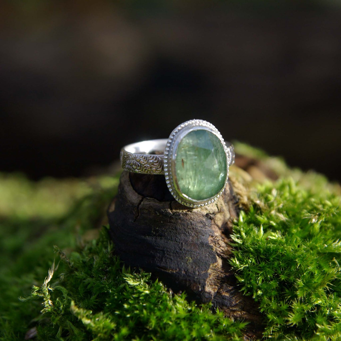Collection Eden, bague en argent, perlée avec cyanite verte taille rose, sur commande