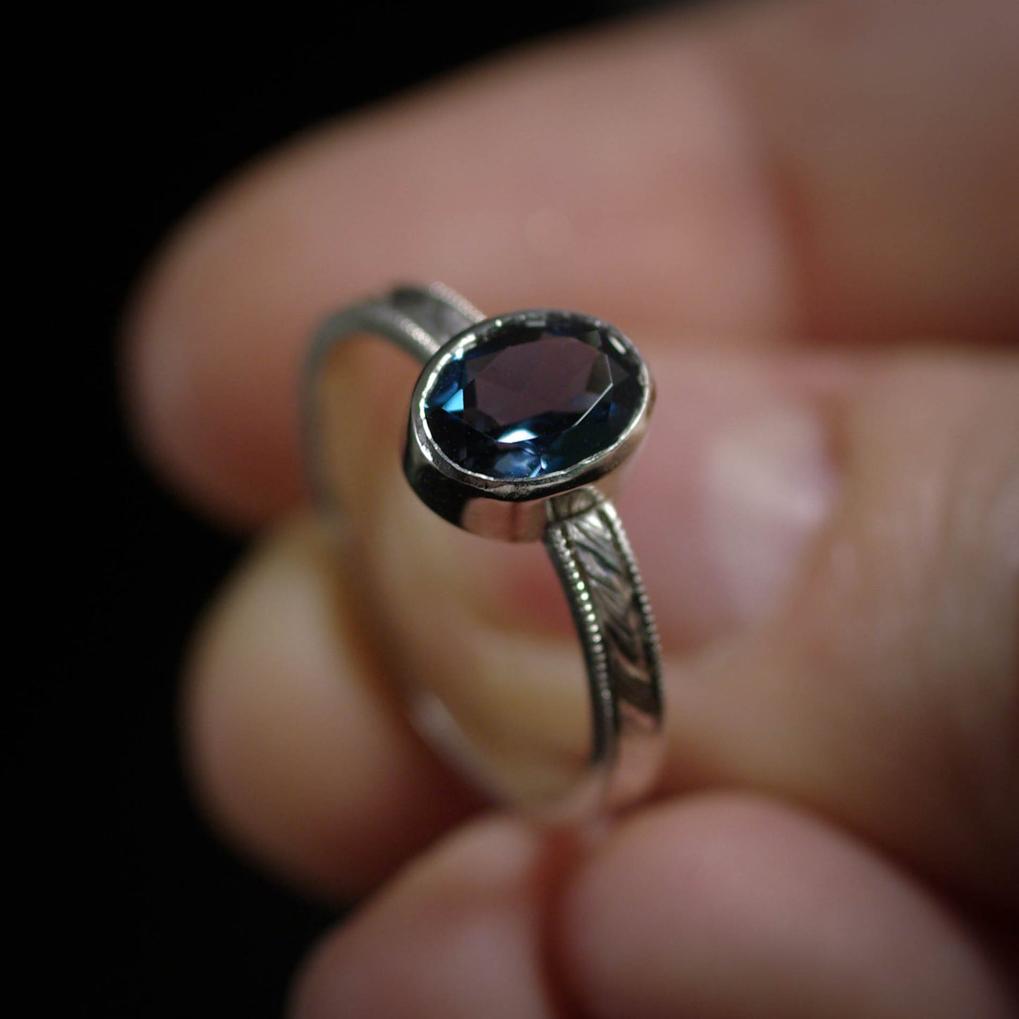 Bague en argent gravée avec topaze bleue Londres 55FR
