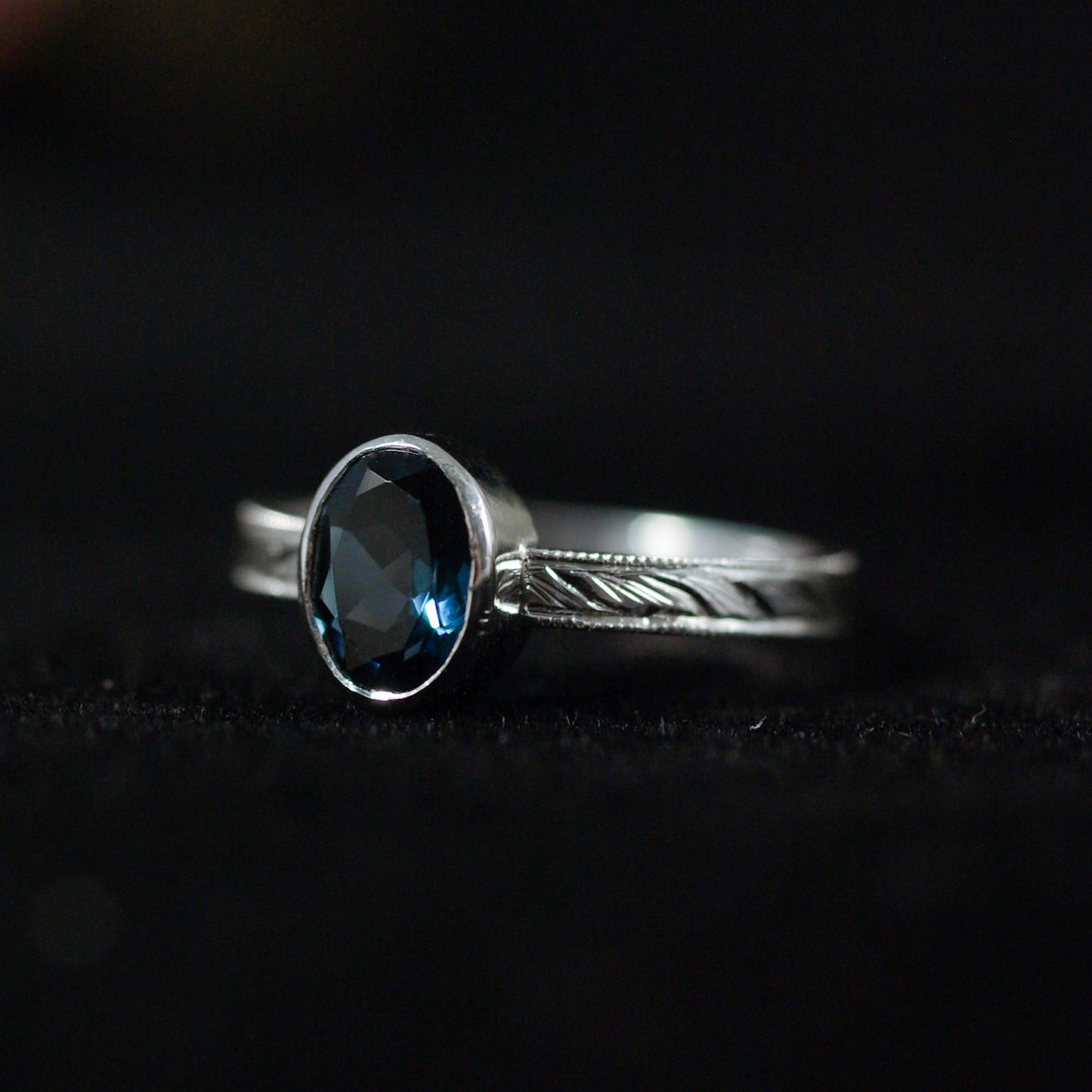 Bague en argent gravée avec topaze bleue Londres 55FR