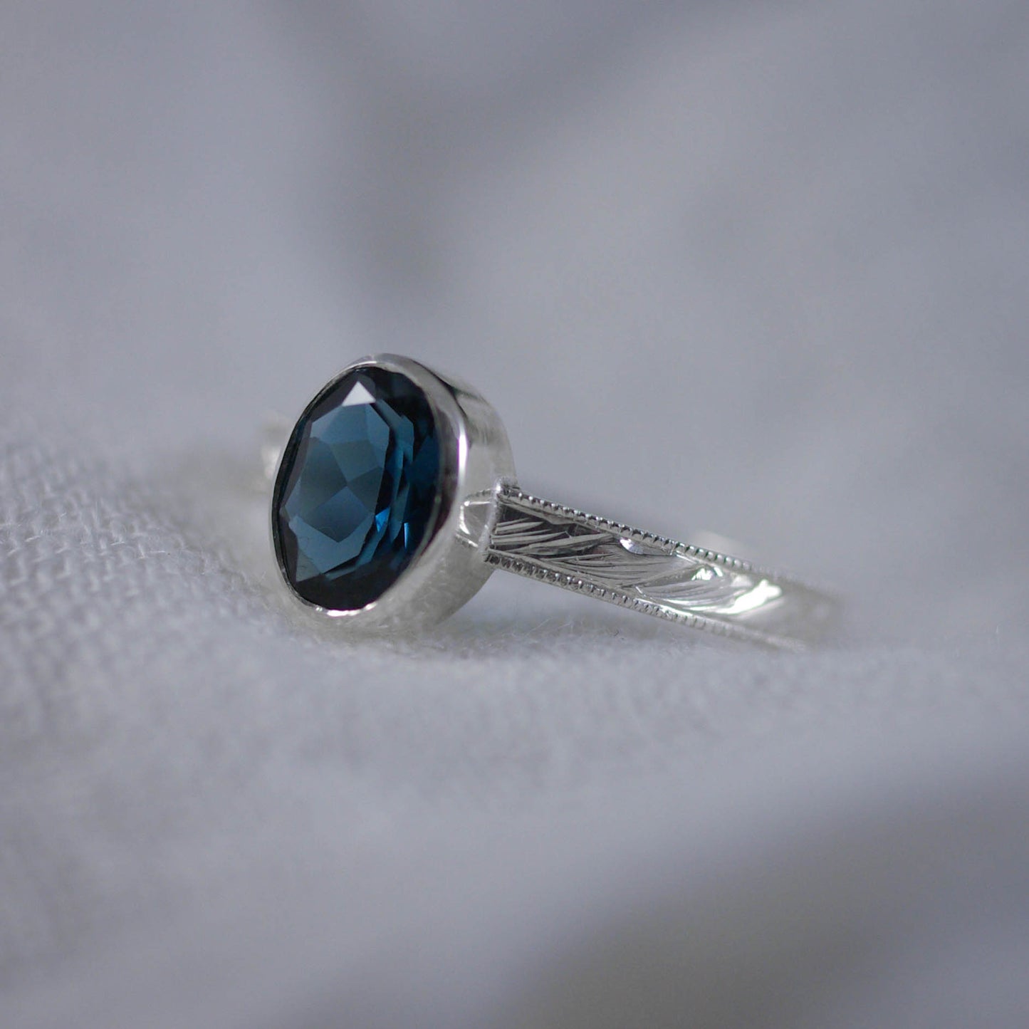 Bague en argent gravée avec topaze bleue Londres 55FR