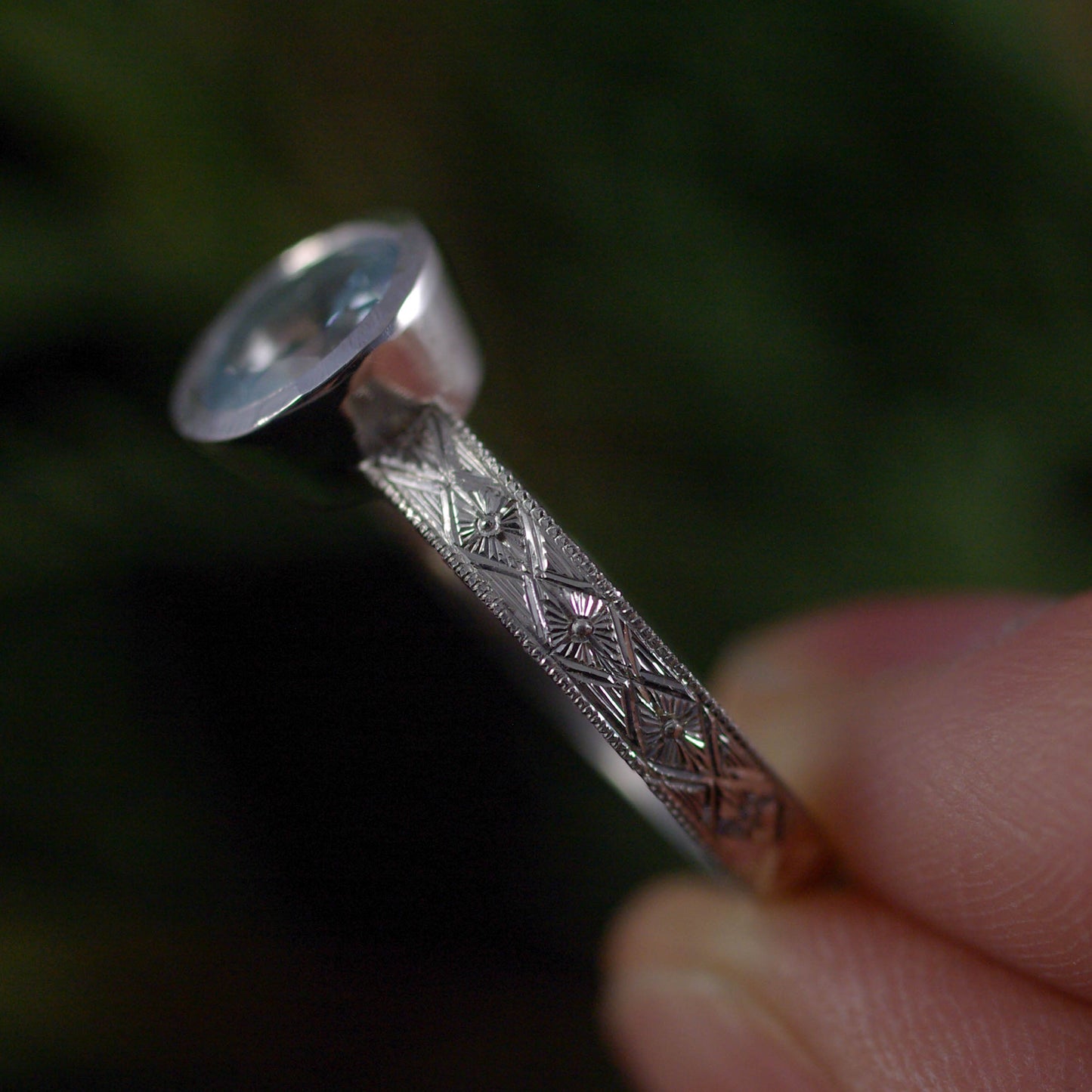 Bague en argent gravée avec topaze ronde  56 1/2 FR