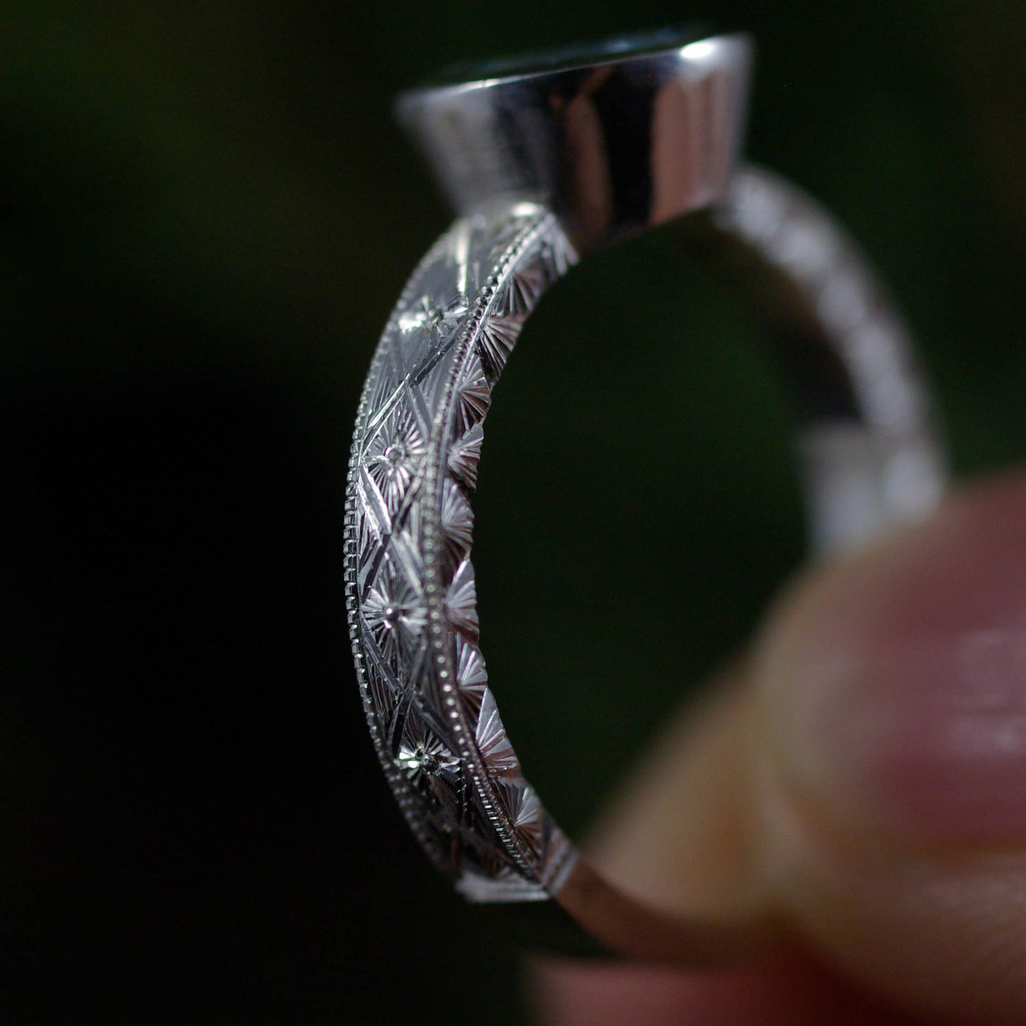 Bague en argent gravée avec topaze ronde  56 1/2 FR