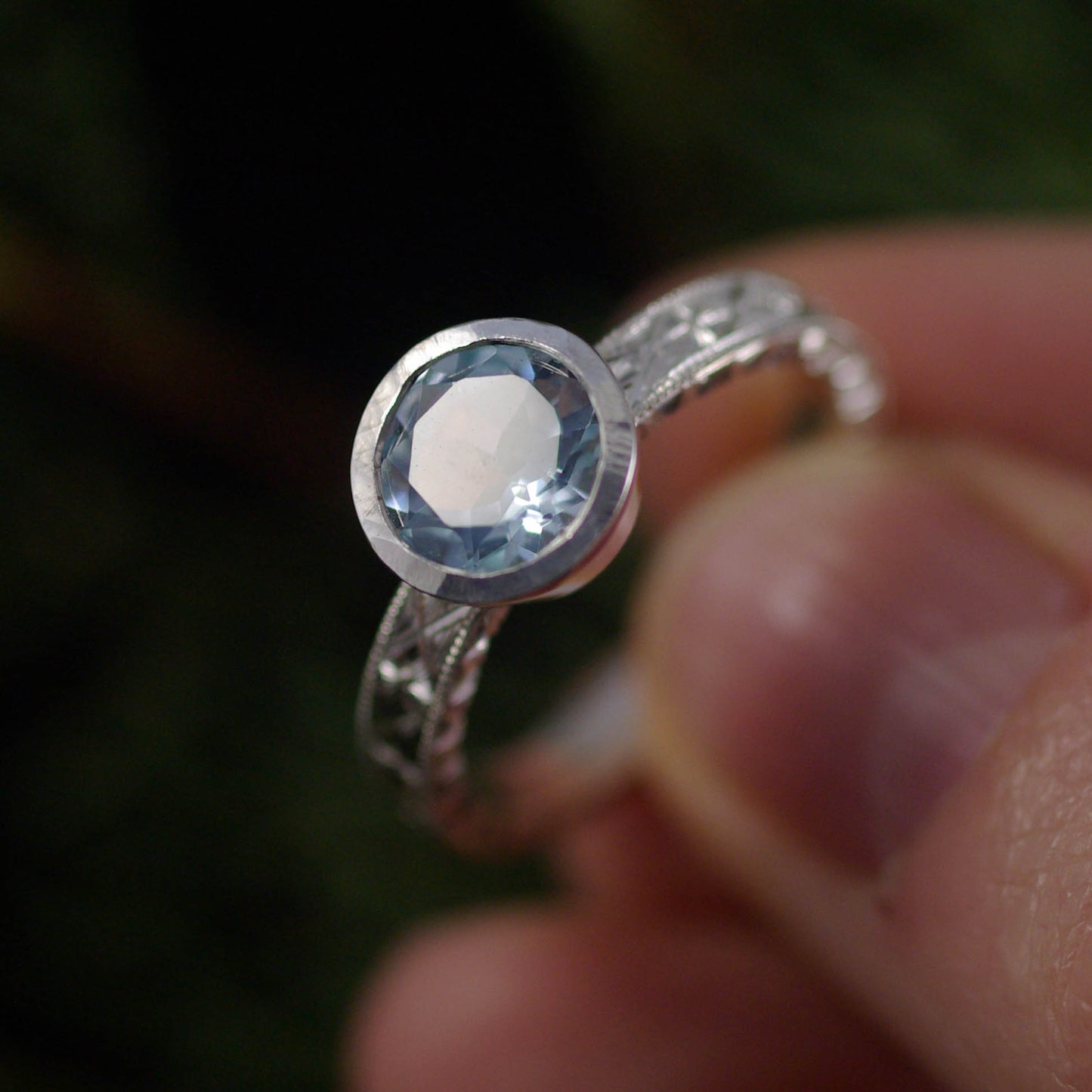 Bague en argent gravée avec topaze ronde  56 1/2 FR