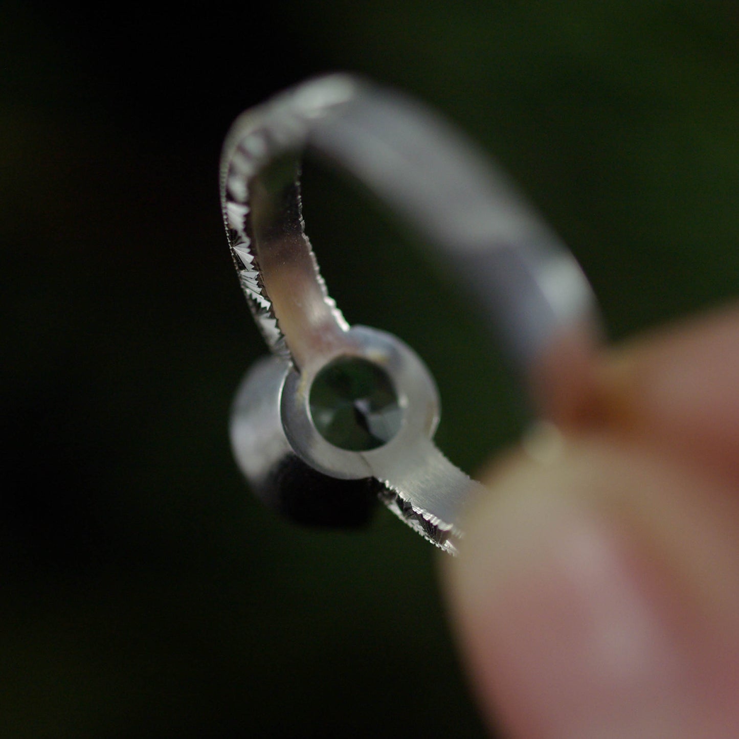 Bague en argent gravée avec topaze ronde  56 1/2 FR