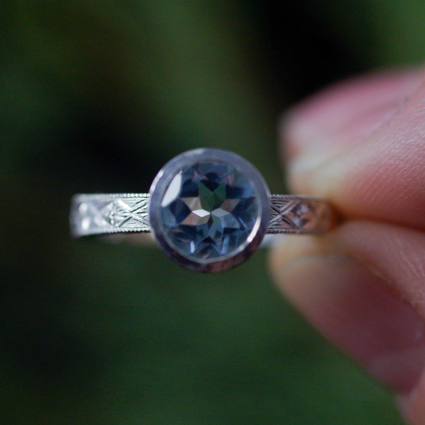Bague en argent gravée avec topaze ronde  56 1/2 FR