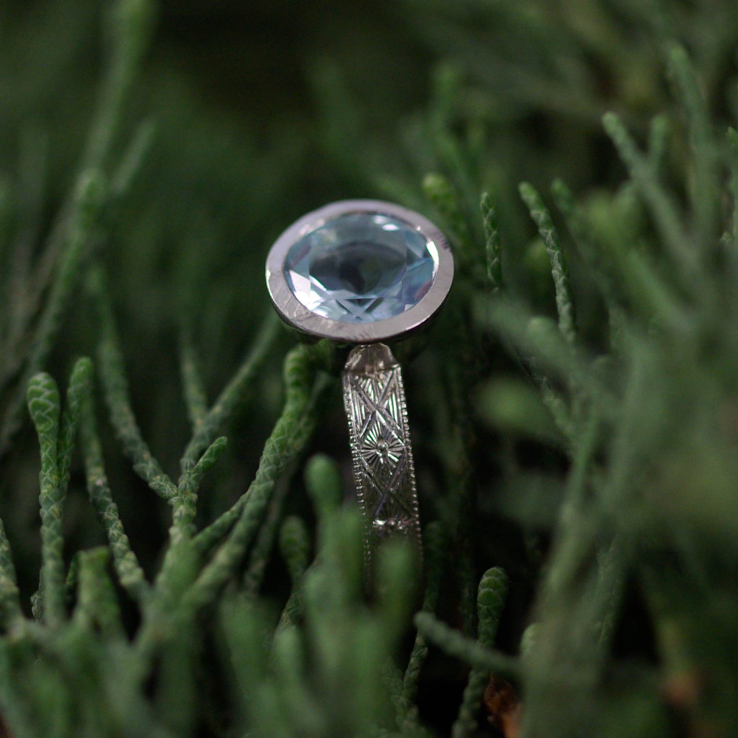 Bague en argent gravée avec topaze ronde  56 1/2 FR
