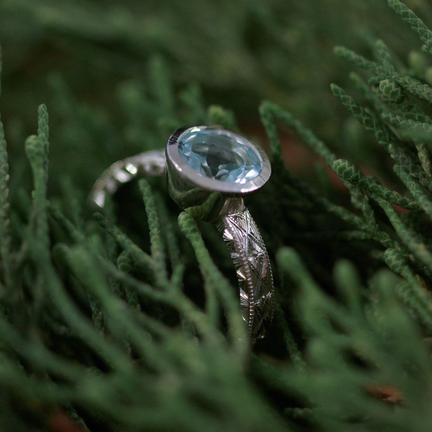 Bague en argent gravée avec topaze ronde  56 1/2 FR