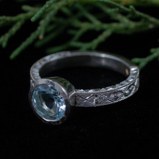 Bague en argent gravée avec topaze ronde  56 1/2 FR
