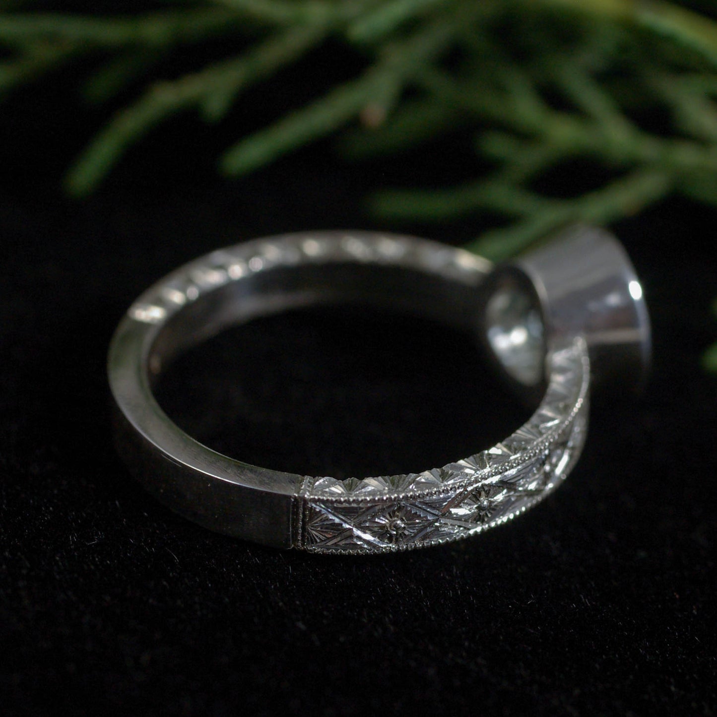 Bague en argent gravée avec topaze ronde  56 1/2 FR