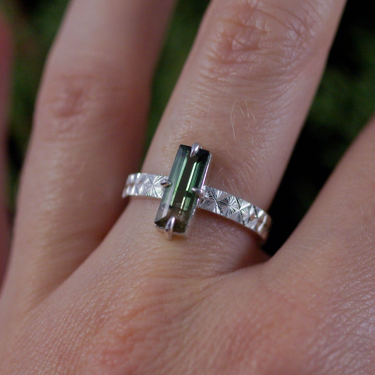 Bague en argent gravée avec tourmaline bicolore 56FR