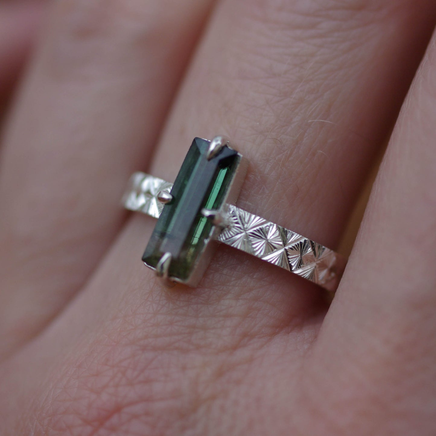 Bague en argent gravée avec tourmaline bicolore 56FR