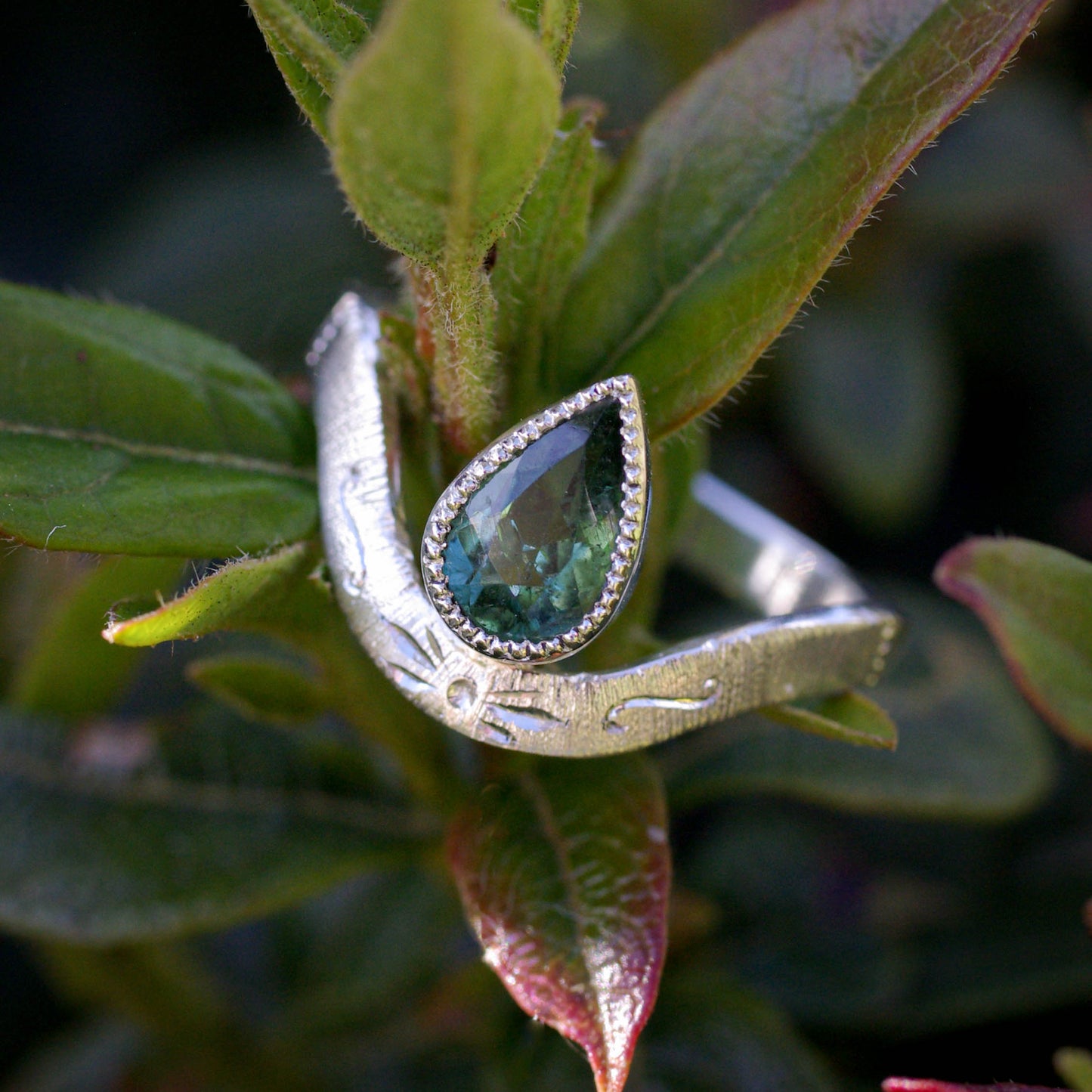Bague Gravée en Argent et Tourmaline verte forme poire contour perlé – 59FR