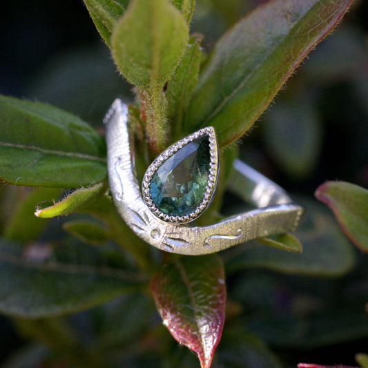 Bague Gravée en Argent et Tourmaline verte forme poire contour perlé – 59FR