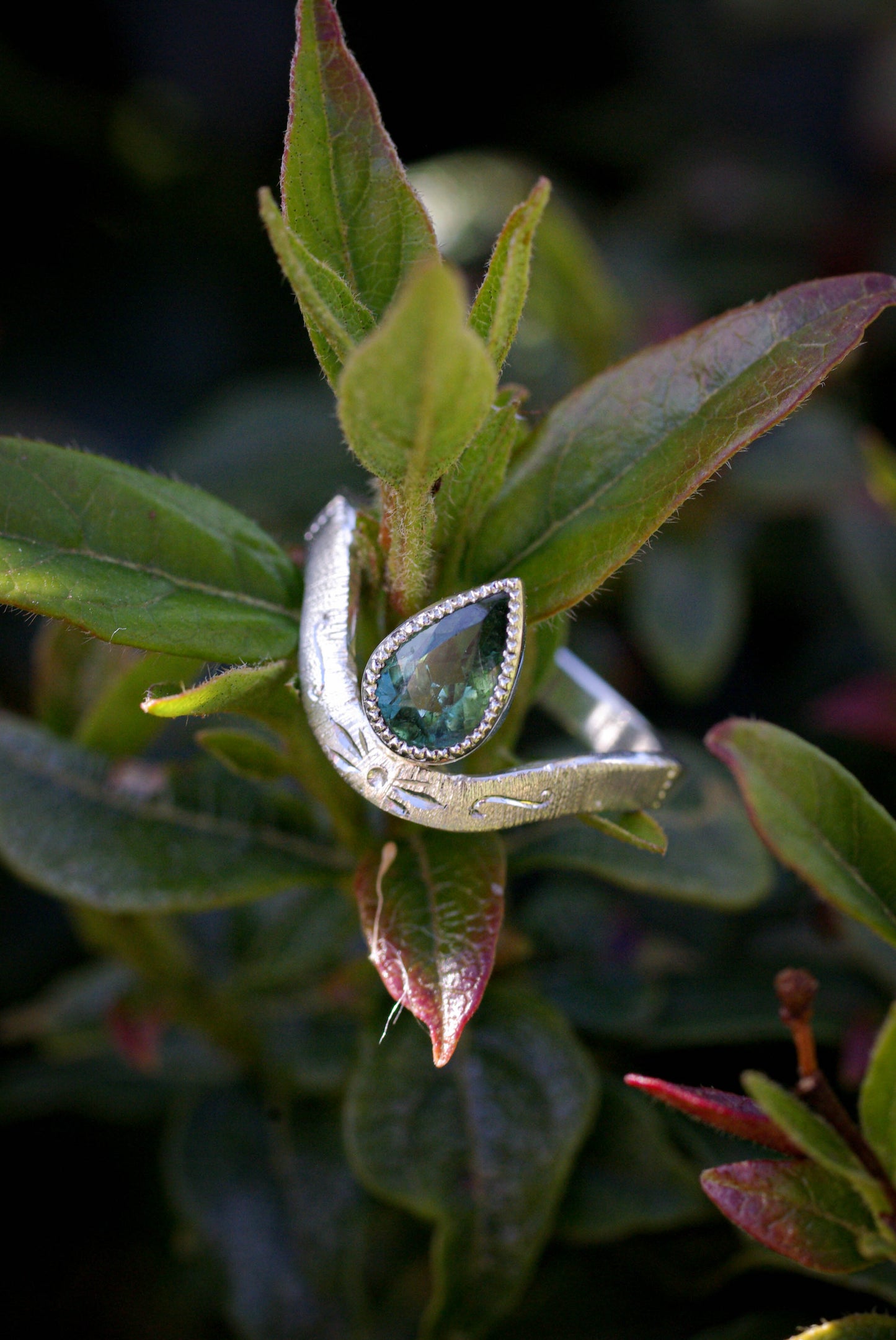 Bague Gravée en Argent et Tourmaline verte forme poire contour perlé – 59FR