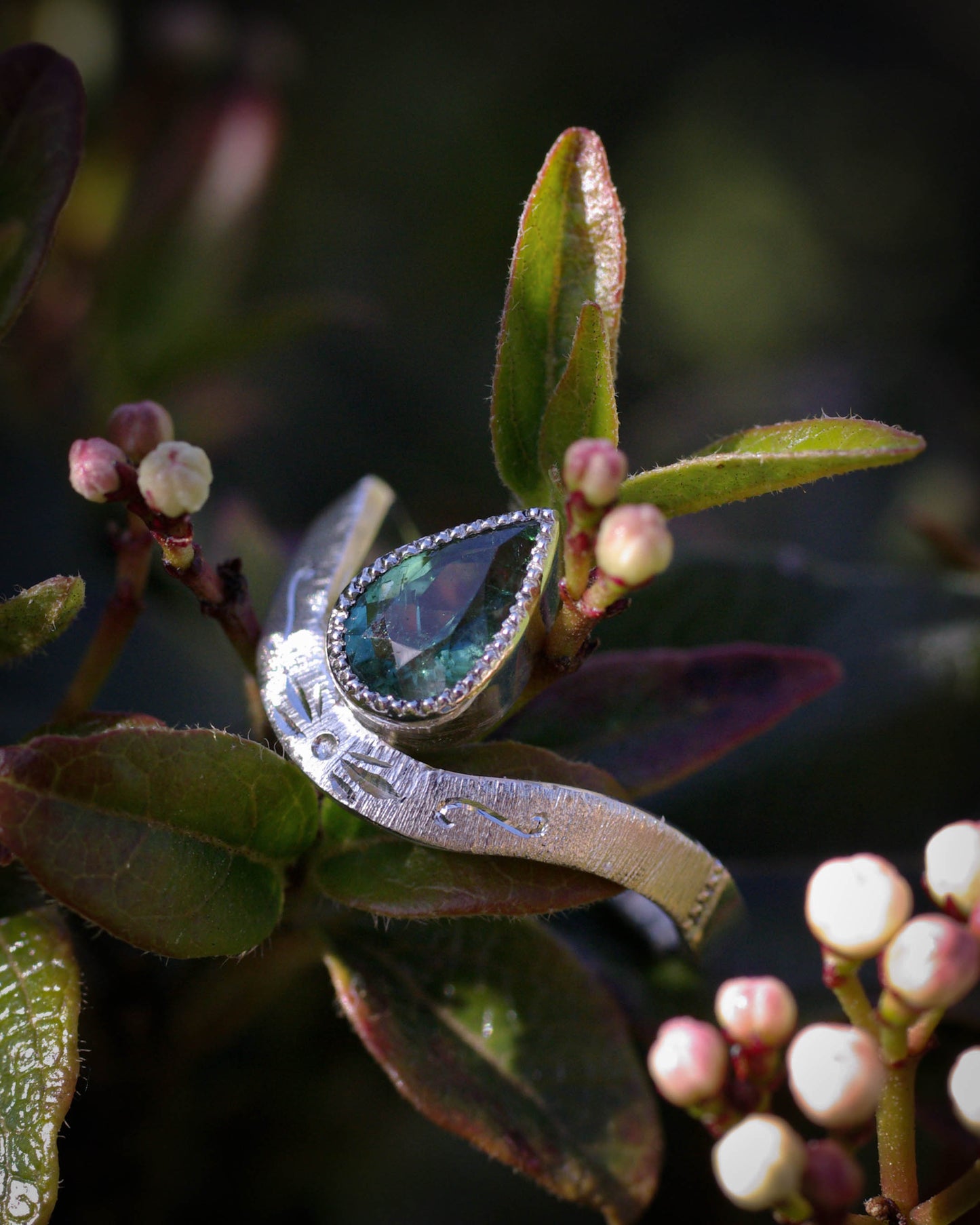 Bague Gravée en Argent et Tourmaline verte forme poire contour perlé – 59FR