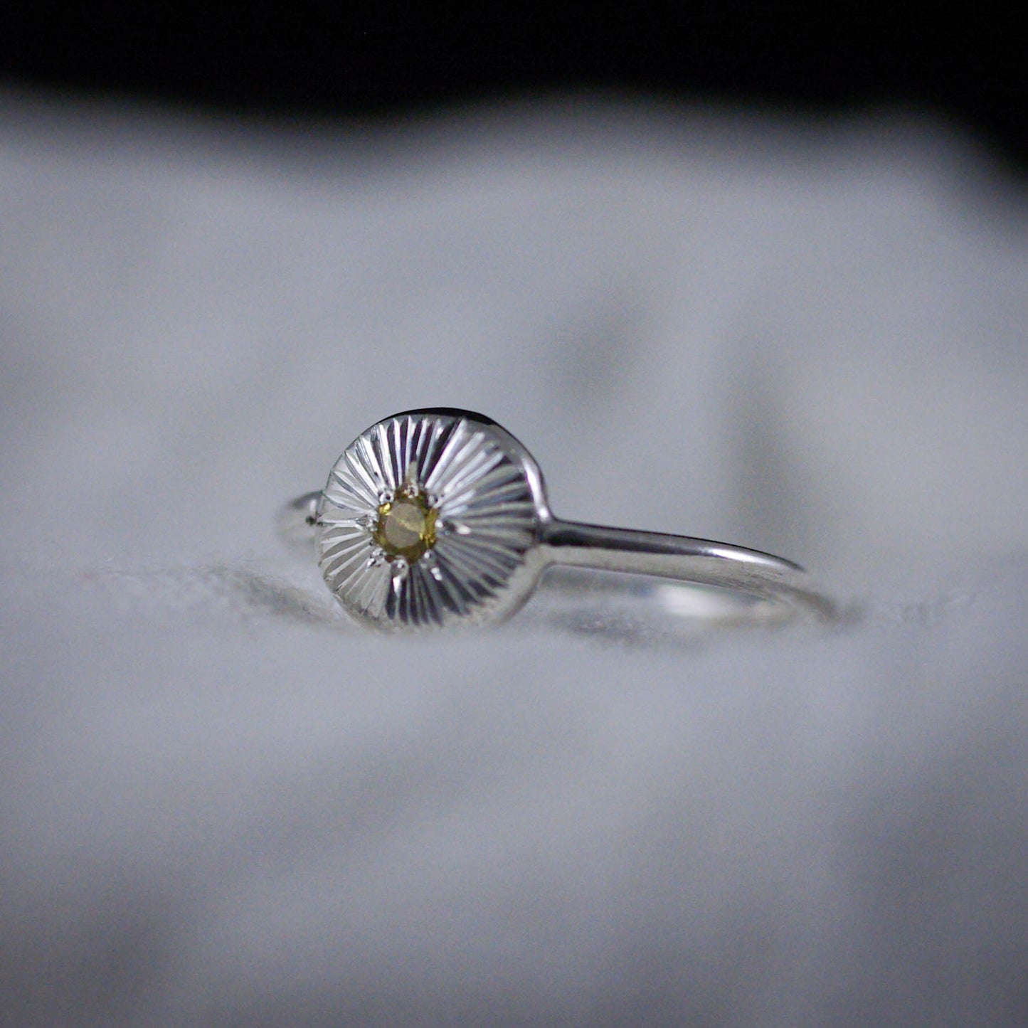 Bague Gravée en Argent et Tourmaline Jaune – Motif Soleil 52FR