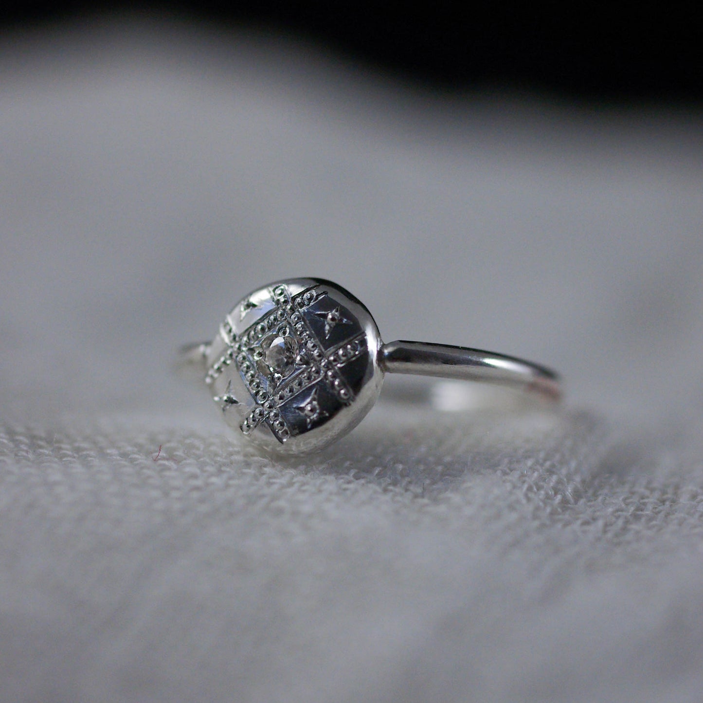 Bague Gravée en Argent et Oxyde de Zirconium – Motif Tissage 48FR