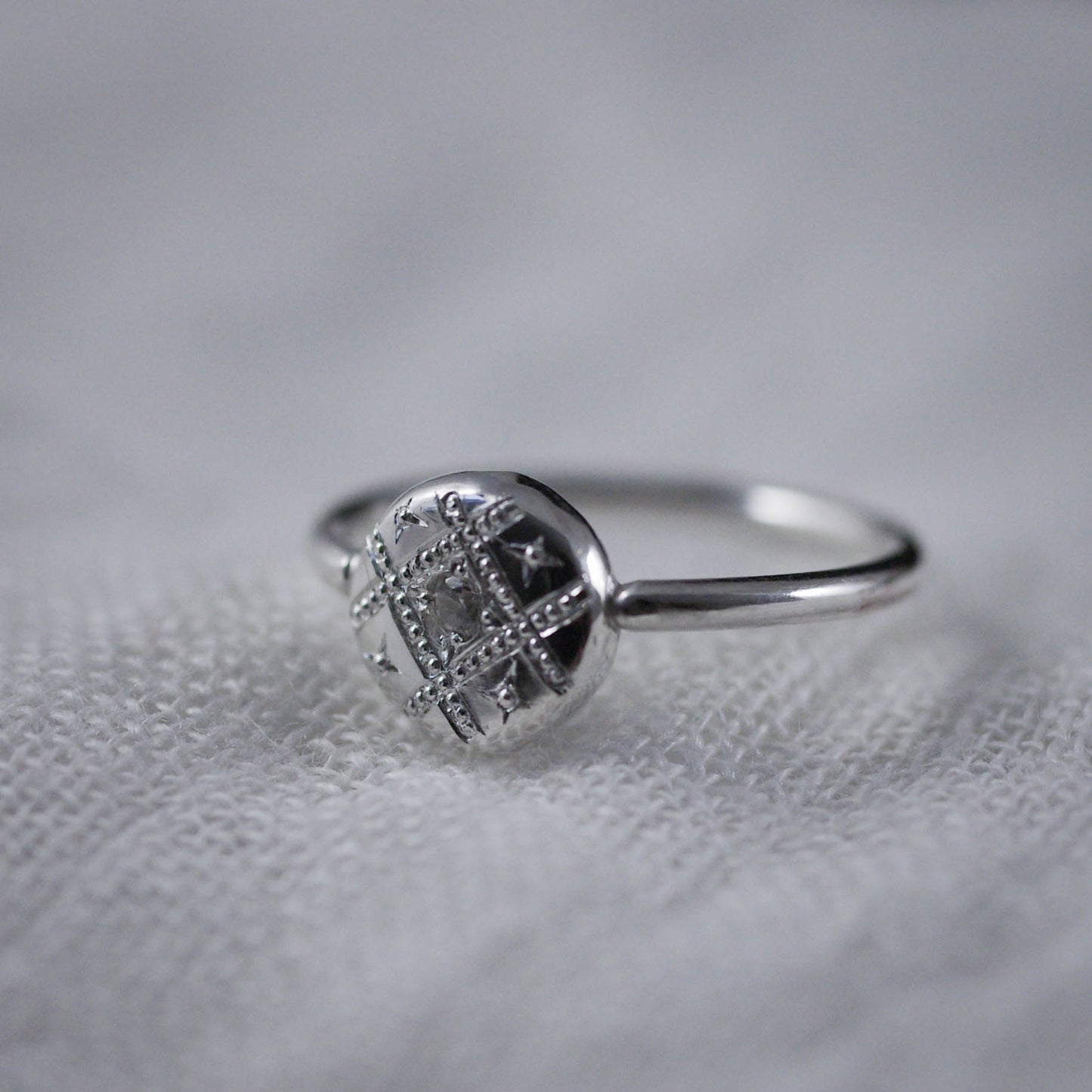 Bague Gravée en Argent et Oxyde de Zirconium – Motif Tissage 48FR