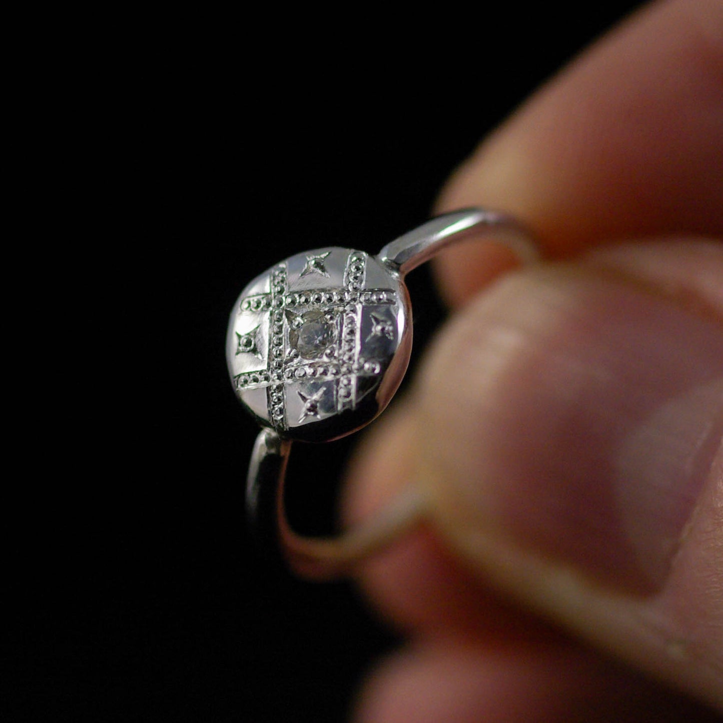 Bague Gravée en Argent et Oxyde de Zirconium – Motif Tissage 48FR