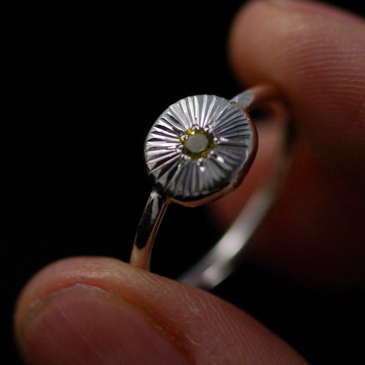 Bague Gravée en Argent et Tourmaline Jaune – Motif Soleil 52FR