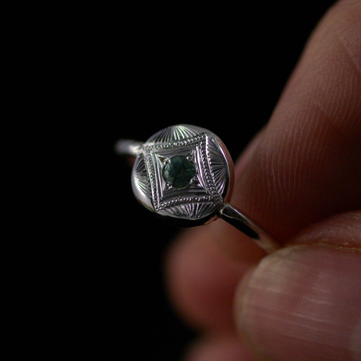 Bague Gravée en Argent et Tourmaline Bleue – Motif Prisme 47FR