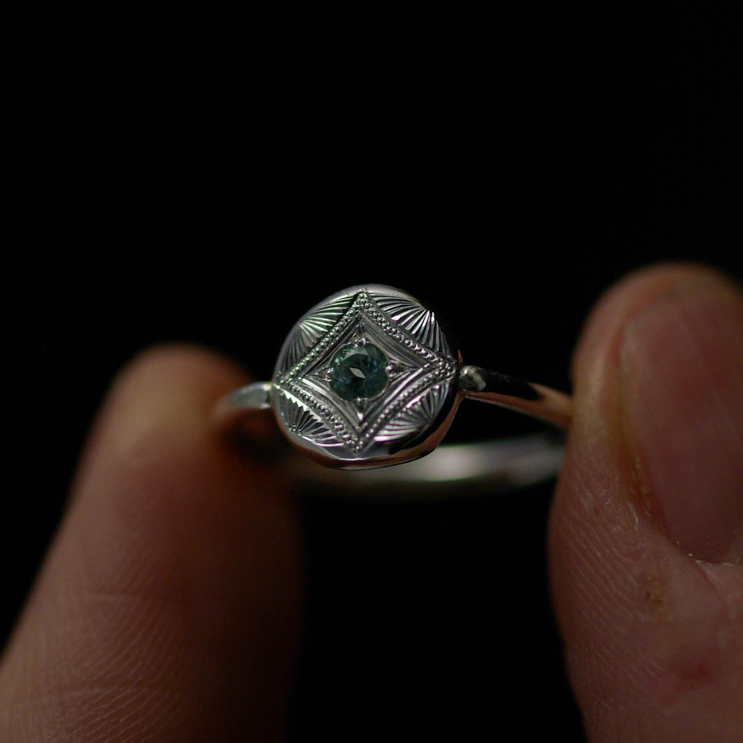 Bague Gravée en Argent et Tourmaline Bleue – Motif Prisme 47FR