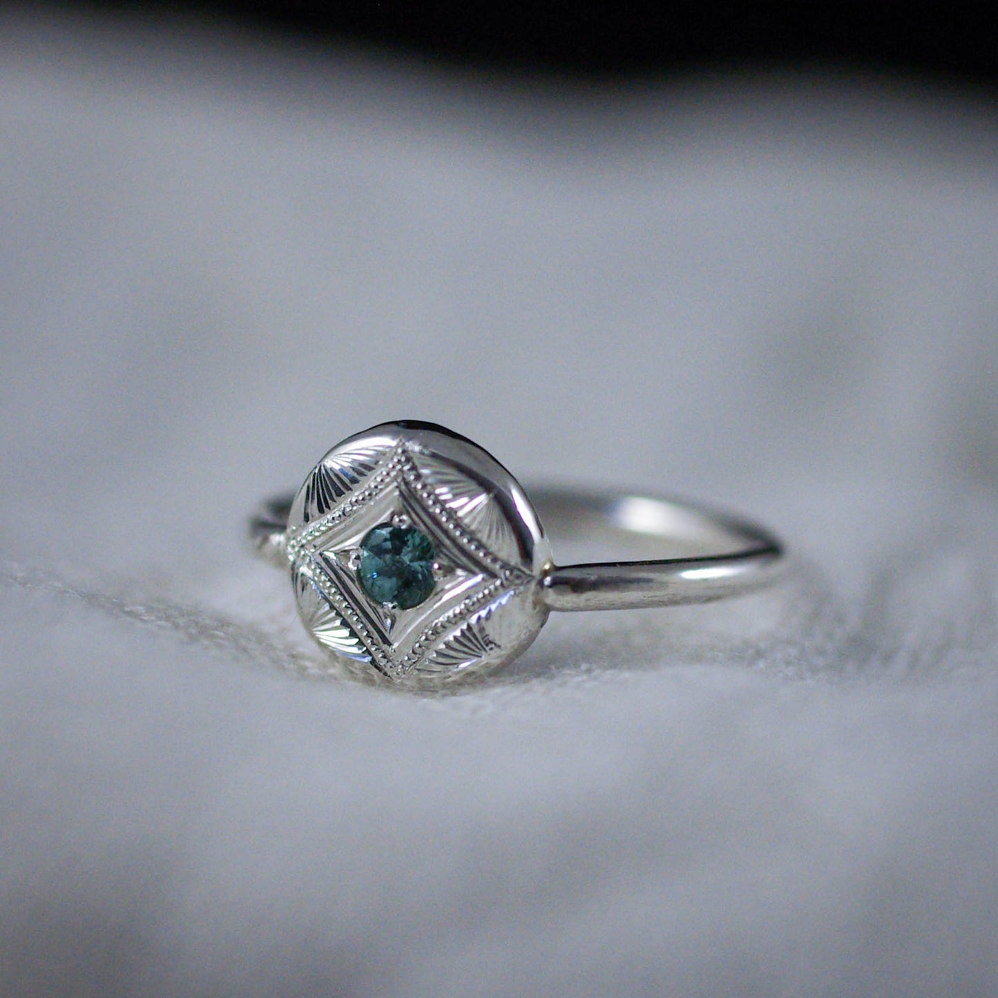 Bague Gravée en Argent et Tourmaline Bleue – Motif Prisme 47FR