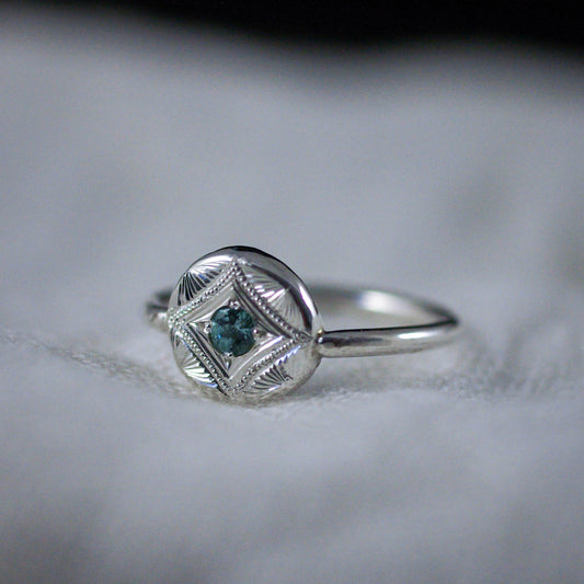 Bague Gravée en Argent et Tourmaline Bleue – Motif Prisme 47FR